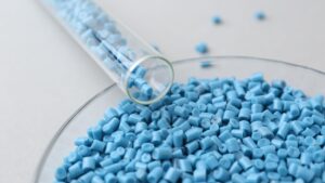 Saiba como o masterbatch universal funciona em PE, PP e PVC, reduz estoque, simplifica logística e mantém a eficiência do processo.