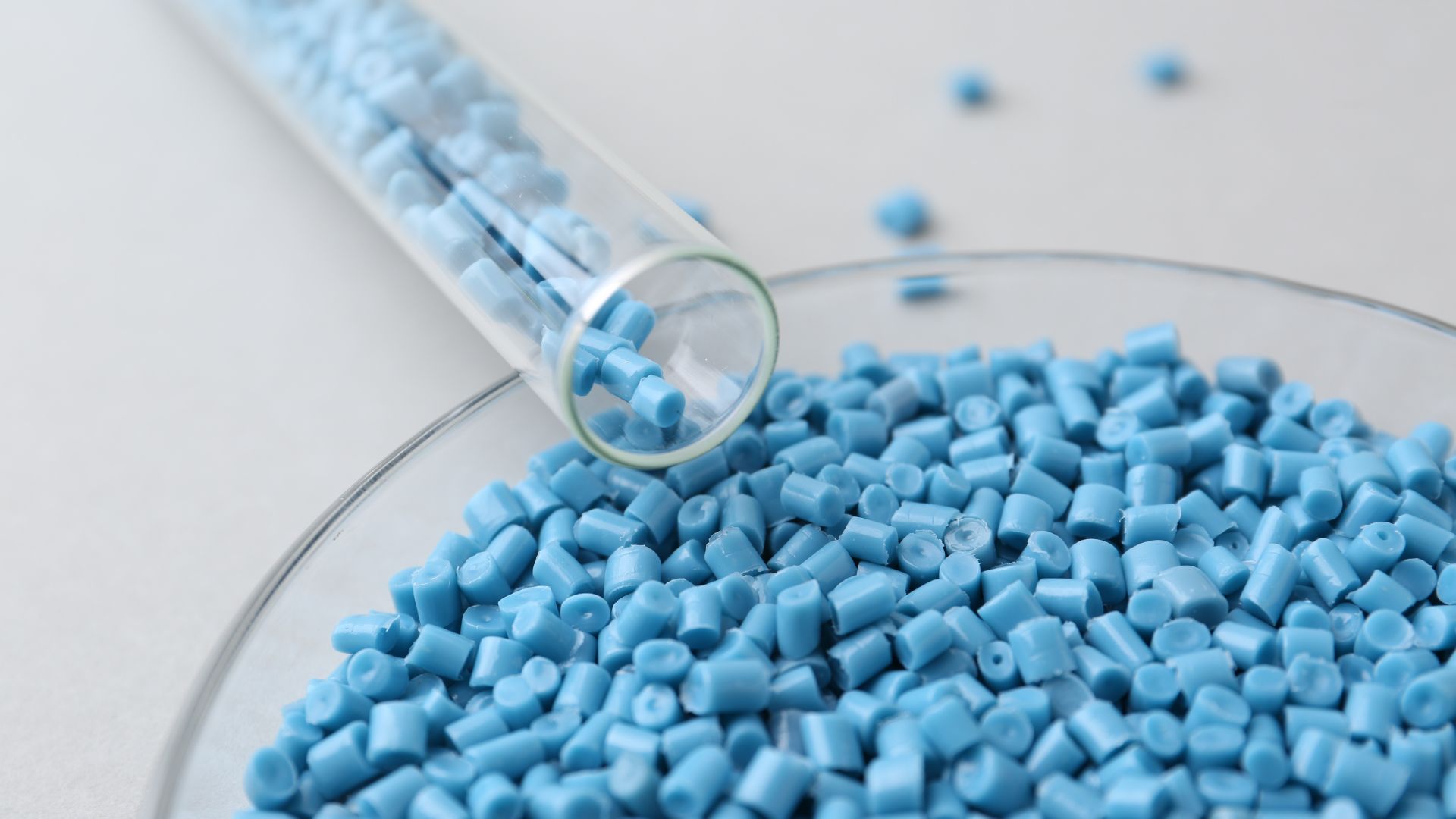 Saiba como o masterbatch universal funciona em PE, PP e PVC, reduz estoque, simplifica logística e mantém a eficiência do processo.