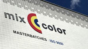 Descubra o que avaliar antes de aprovar um fornecedor de masterbatch: certificações, suporte técnico, laboratório e logística.