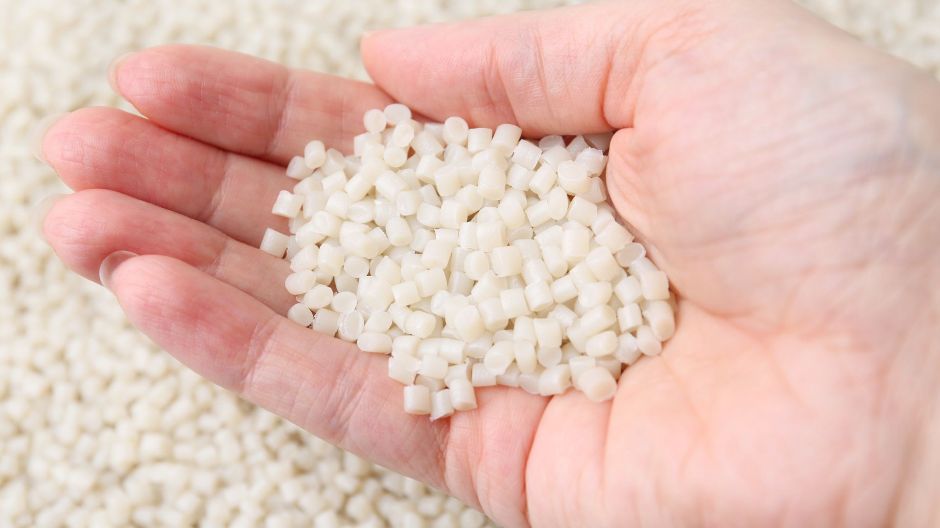 Entenda as causas e sintomas da degradação térmica dos plásticos e descubra como evitá-la com aditivos e masterbatches da Mix Color.